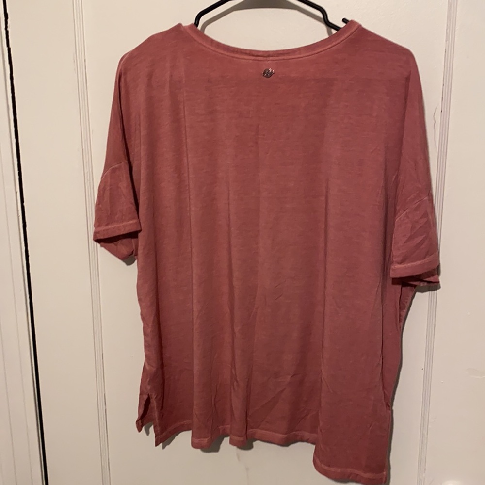 CALIA by Carrie Underwood athletic short sleeve with keyhole neckline and heart - Picture 2 of 8